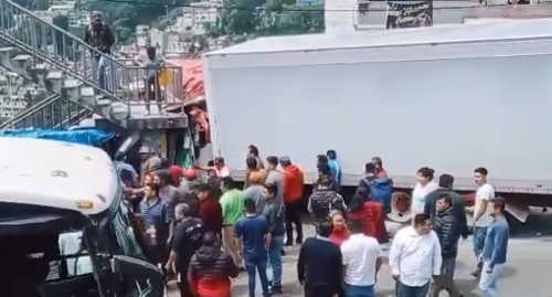 Video: Cuatro personas perdieron la vida al ser atropelladas por camión en Naucalpan